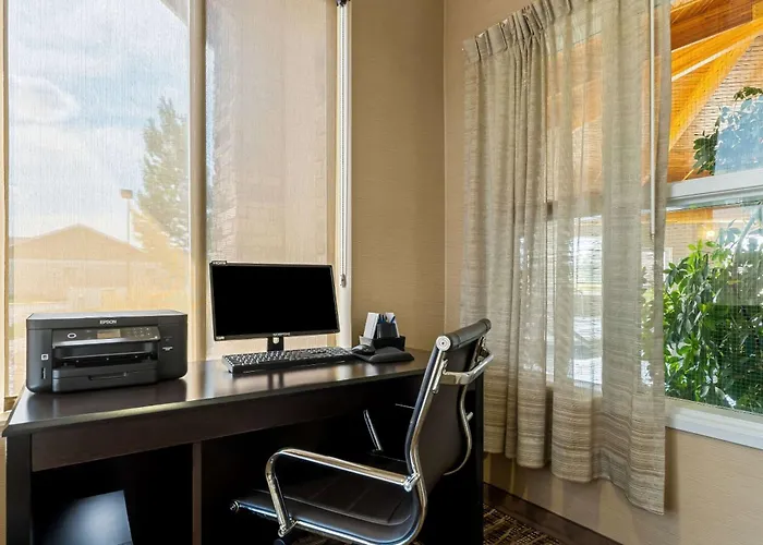 Comfort & Near Of Wyoming Hotel 4*